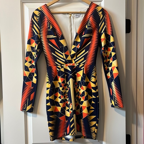 Tiger Mist Dresses & Skirts - Geometric pattern low cut long-sleeve bodycon dress! 😍